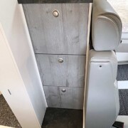 1, 2, 3, 4 tiroirs derrière la banquette, comme autant de passagers !