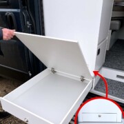 Très pratiques : deux astucieux tiroirs , l'un en pied de meuble cuisine, l'autre dans le double plancher, sont accessibles depuis l'extérieur