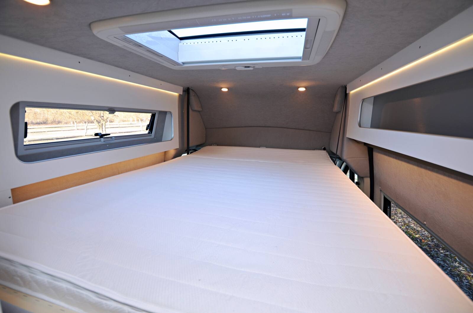 Stable, confortable, doté d'éclairages et d'ouvertures, le lit de pavillon s'adapte bien à 2 adultes