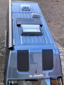 Le toit de l'Avanti F accueille un panneau solaire 100W et un store Fiamma F80s