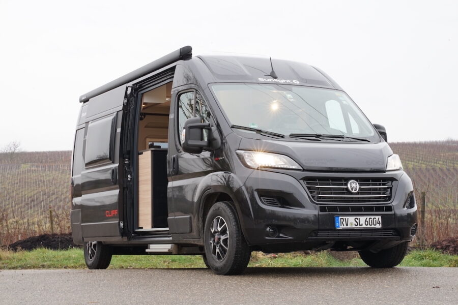 Si le noir confère une certaine élégance, ce coloris de carrosserie chauffera plus vite en été.