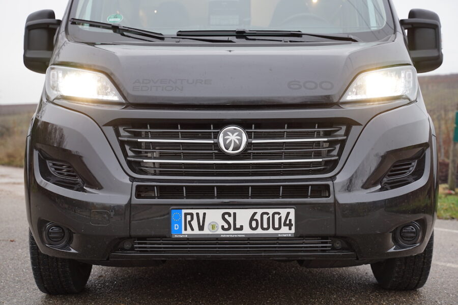 Calandre & cadres de feux de coloris noir