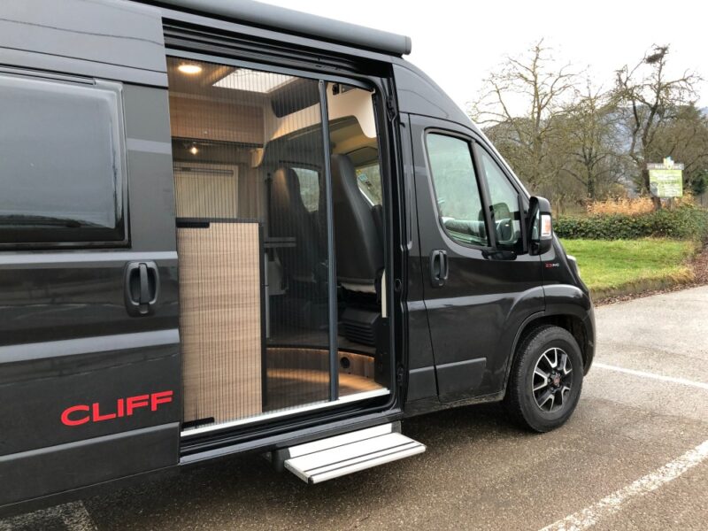 Le marchepied électrique et la moustiquaire sont de série.