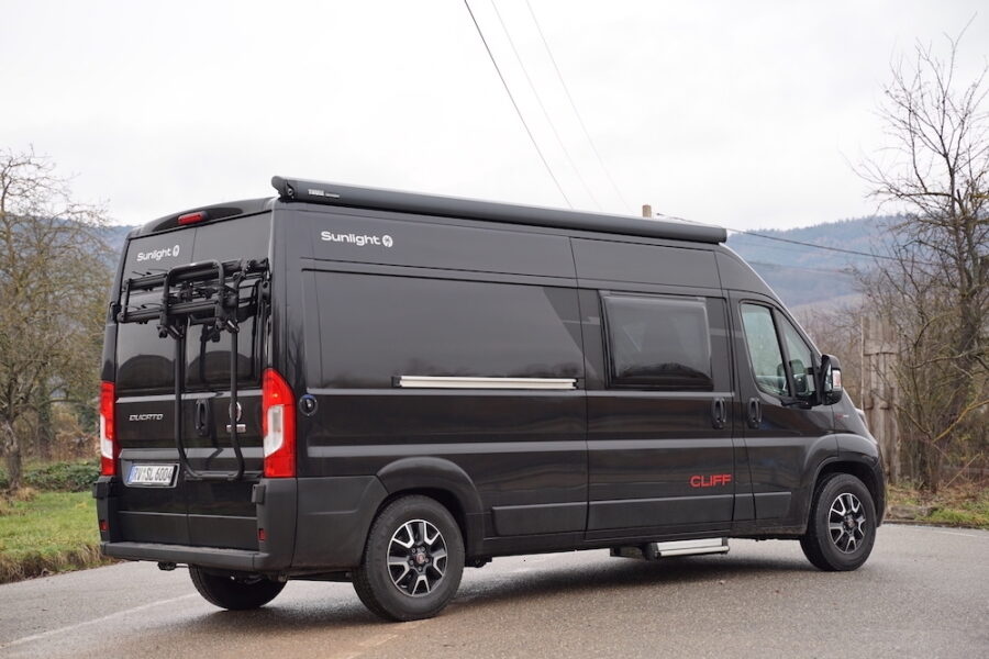 Facturé en supplément 599€, le porte-vélos noir dispose de deux rails.