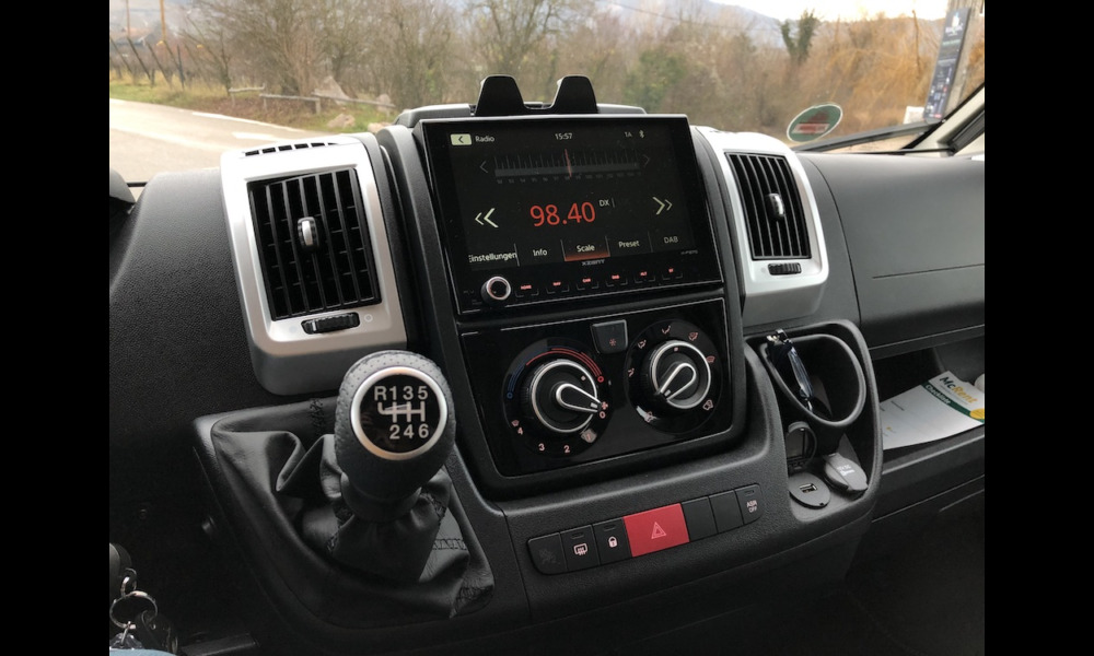 Le volant et le levier de vitesse sont gainés de cuir, tandis que le tableau de bord adopte la finition aluminium. L'autoradio est une option à installer chez le concessionnaire.