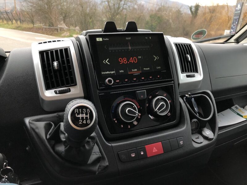 Le volant et le levier de vitesse sont gainés de cuir, tandis que le tableau de bord adopte la finition aluminium. L'autoradio est une option à installer chez le concessionnaire.