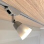 Spot LED orientable sur rail dans la chambre.