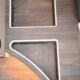 Niches de rangement dans le double-plancher du salon.