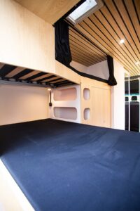 L'agencement des lits enfants s'inspire de l'univers nautique.