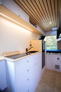 Le meuble cuisine sur mesure exige des découpes soignées.