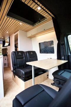 La banquette homologuée RIB Scopema Neptune, de 104 cm, en simili cuir avec broderie Diligence, est convertible.