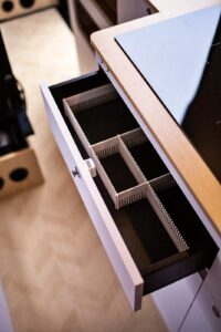 Les rangements ne sont pas oubliés : tiroirs de cuisine, penderie à côté du réfrigérateur, buanderie contre la douche, meubles hauts sur la longueur.