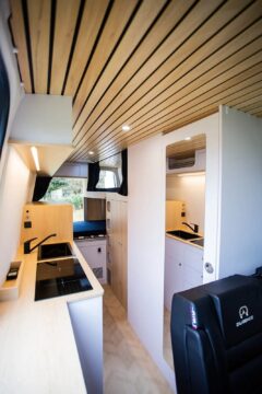 Le plafond bois sur-mesure est devenu un standard chez Diligence.