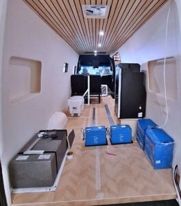 Le Dili06 en cours d’aménagement : climatiseur, WC, frigo, installation électrique...