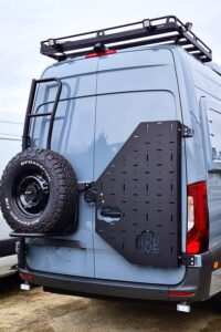 Sur les portes arrière : porte roue de secours, échelle et porte-tout OVE. Sur le toit la galerie Front Runner avec kit expédition.