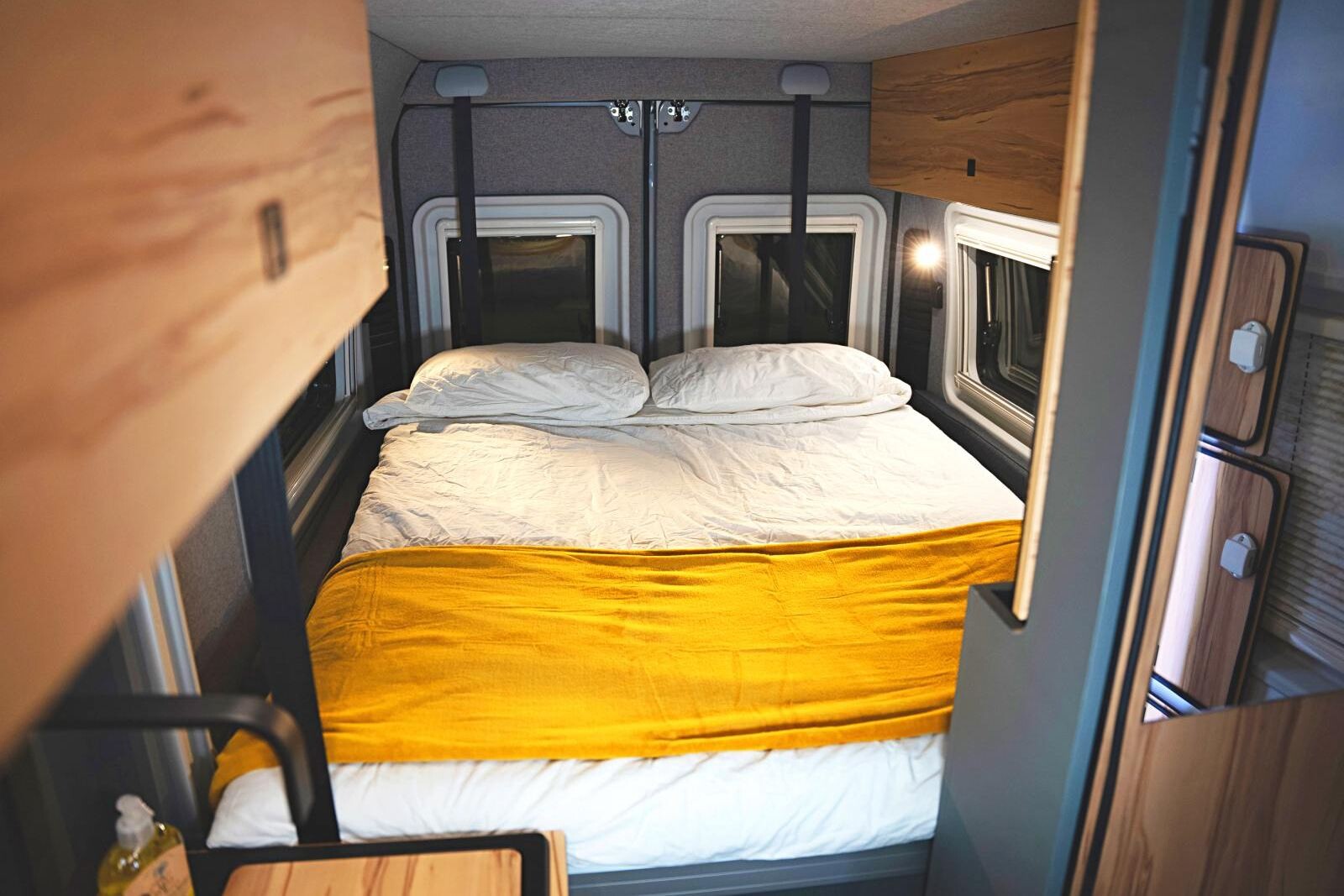 Gages d'un confort supplémentaire, le lit et son matelas de 130 x 190 cm ne sont pas collés aux parois.