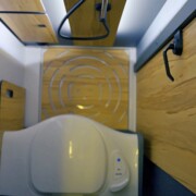 Le large WC Thetford coulisse sans empiéter sur la douche