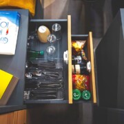 A défaut d'une extension latérale, la cuisine jouxte une desserte avec tiroirs côté salon