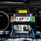 En option Vanrêva peut installer de très pratiques suspensions pneumatiques, ici les valves de sécurité au niveau du bloc-moteur.