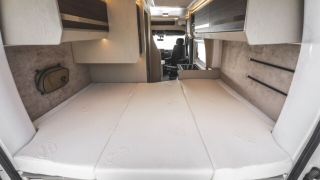 Lit transversal de 185 cm de long par 135 cm de large aux épaules