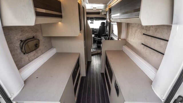 A l'arrière, le sommier et le matelas peuvent être retirés pour dégager un espace central dédié au transport d'objets encombrants.