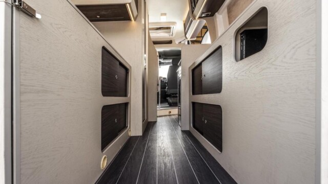 Le mobilier, dans la soute, renferme de multiples coffres de rangement, accessibles via des trappes coulissantes.