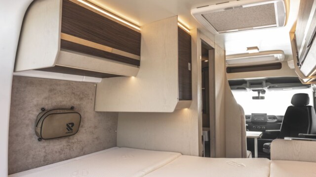 Une profonde penderie est installée en pied de lit.