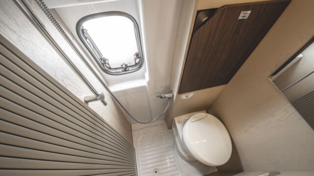 Dans la salle d'eau, la vasque doit être rabattue contre la paroi pour permettre l'utilisation du WC.