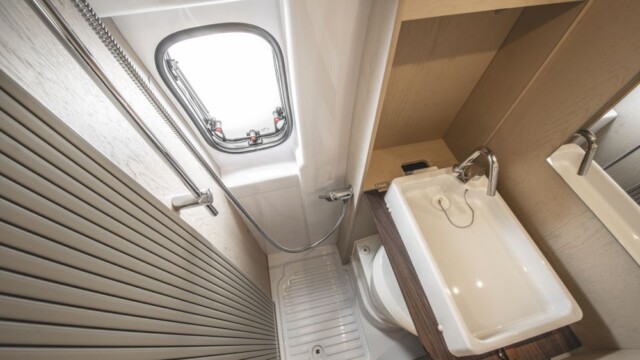 Une baie d'aération et un miroir sont prévus de série.