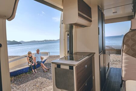 Implantation classique, le lit transversal offre une modularité intéressante de l'espace à vivre.