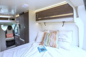 Liseuses et prises USB juste au dessus du lit.