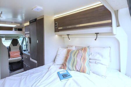 Liseuses et prises USB juste au dessus du lit.