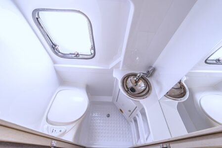 Dans le cabinet de toilette, la baie pour la luminosité et l'aération est de série.