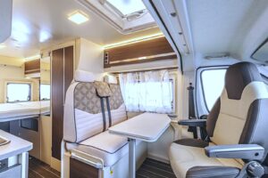 Un grand miroir est prévu à côté de la porte de la salle d'eau.