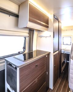 La cuisine s'équipe d'une tablette escamotable, de larges tiroirs, d'un porte-épices et d'un porte-torchons.