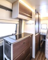 La cuisine s'équipe d'une tablette escamotable, de larges tiroirs, d'un porte-épices et d'un porte-torchons.