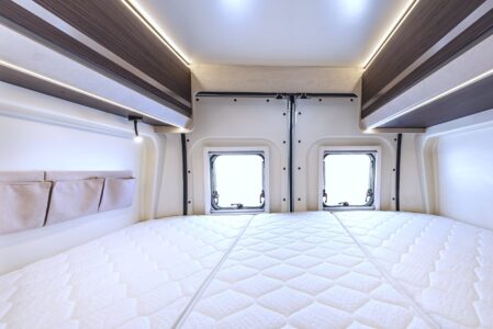 Des placards de pavillons et des poches aumônières optimisent les rangements dans la chambre.