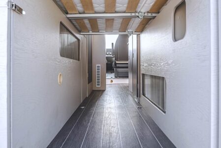 L'espace de rangement dans la soute. De chaque côté on aperçoit les deux coffres avec leur porte coulissante.