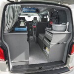 Un rail à l’arrière permet d’installer la table à l’extérieur. Sur le meuble opposé, une sangle est également prévue pour la ranger.