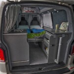 Les lits de 186 x 60 cm prennent appui sur les sièges arrière rabattus et les sièges cabines retournés. Un coussin intercalaire permet de les réunir en pied.