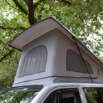 En coton étanche et opaque, la toile dispose de 3 fenêtres avec moustiquaires et occultants. Crédit : VanStuff.