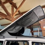 Comme chez la concurrence, l'ouverture panoramique "Open Sky" fait partie des options disponibles. Crédit : VanStuff.