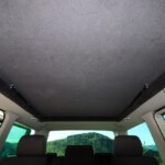 Finition ciel de toit en tissu et découpe de toit avec finition moquette. Crédit : VanStuff.