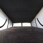 Les dimensions du lit varient d'un modèle à l'autre. L'épaisseur du matelas est de 4,5 cm. Crédit : VanStuff.