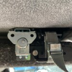 Le verrouillage du toit s'effectue à l'aide de sangles et loquets métalliques. Crédit : VanStuff.