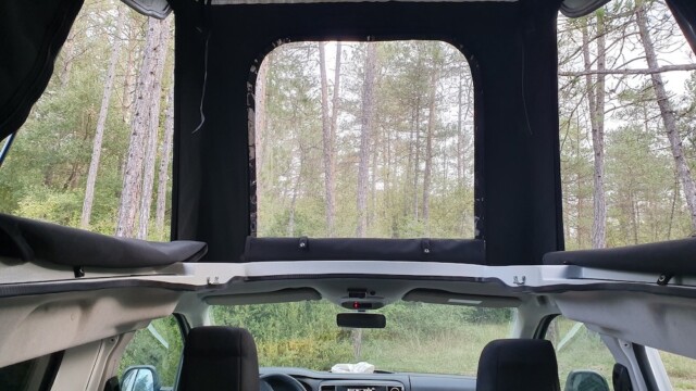 La toile de toit compte 3 ouvertures avec occultant et moustiquaire.