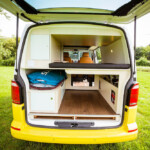 Bien organisée, la soute offre des rangements variés : coffre technique, alcove pour planches, niches et même un discret faux-plancher...