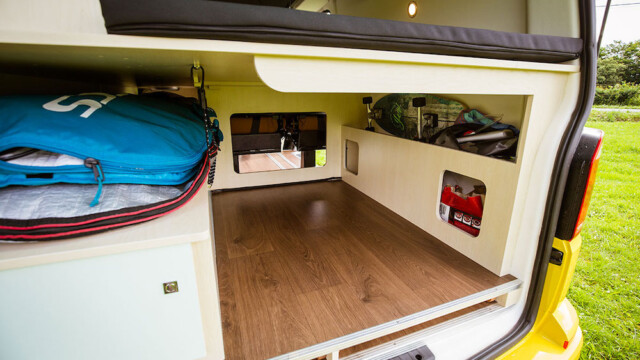 Des niches de rangement sont aussi disposées à droite de la soute.