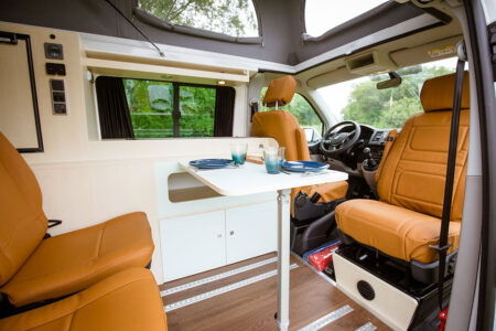 Une chambre, avec lit double, est également proposée dans le toit relevable.