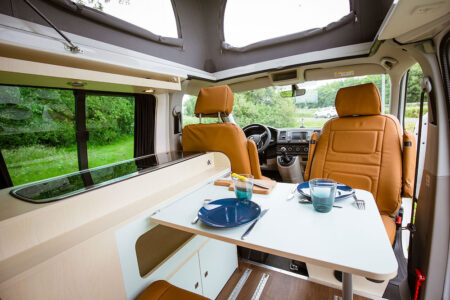 En partie haute, le meuble cuisine se montre plus étroit. Ceci, afin d'offrir une dépose pratique pour les petits objets (gourde, crème solaire, épices, wax, etc.)